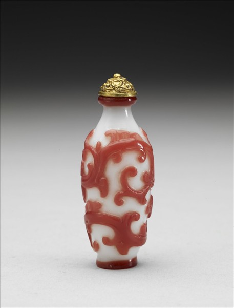 白套紅玻璃螭紋鼻煙壺
