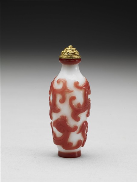 白套紅玻璃螭紋鼻煙壺