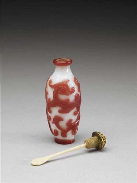白套紅玻璃螭紋鼻煙壺