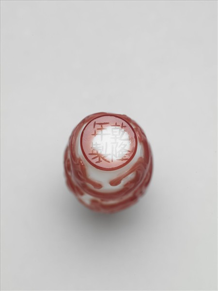 白套紅玻璃螭紋鼻煙壺