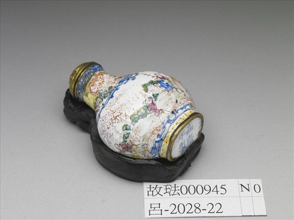 銅胎畫琺瑯西洋人物圖鼻煙壺