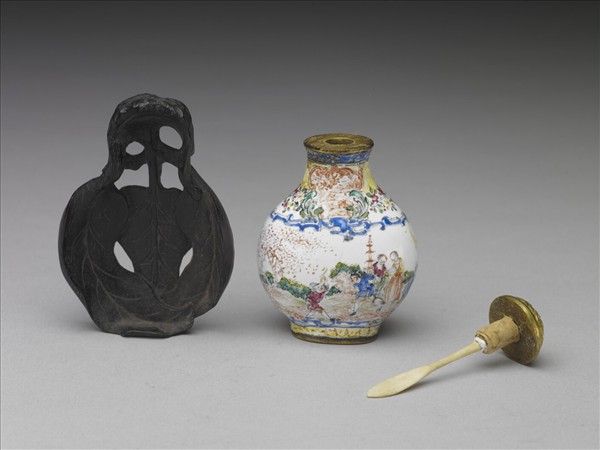 銅胎畫琺瑯西洋人物圖鼻煙壺