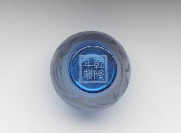 藍色透明玻璃刻花鼻煙壺