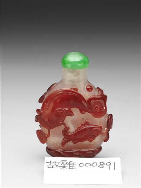 霏雪地套紅玻璃連年有魚鼻煙壺