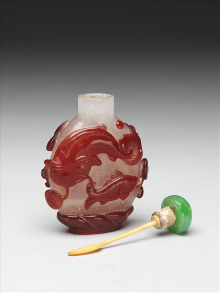霏雪地套紅玻璃連年有魚鼻煙壺