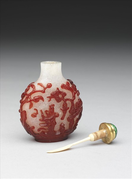 霏雪地套紅玻璃仙人鼻煙壺