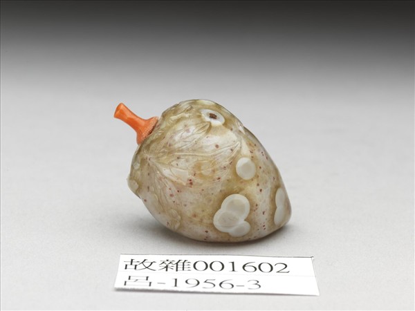 瑪瑙桃實鼻煙壺