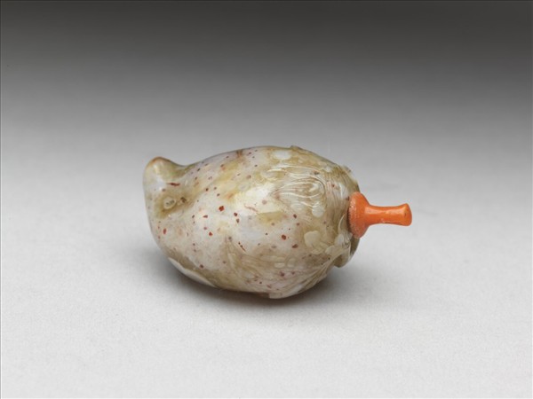 瑪瑙桃實鼻煙壺