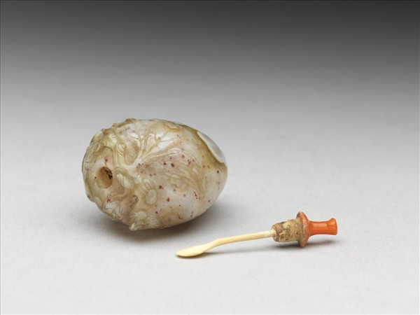 瑪瑙桃實鼻煙壺