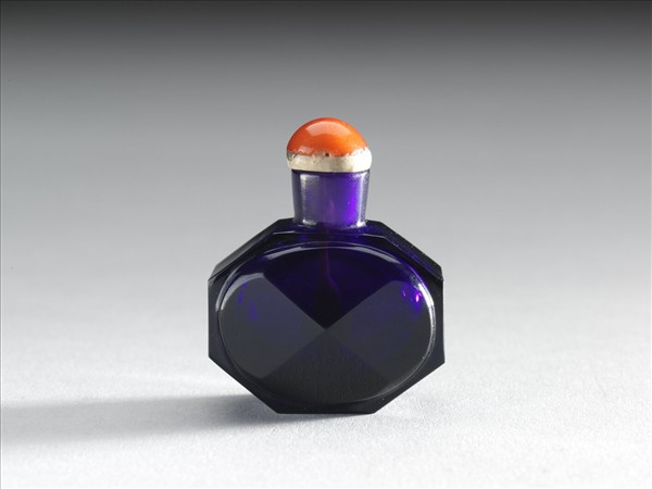 葡萄色玻璃八角鼻煙壺