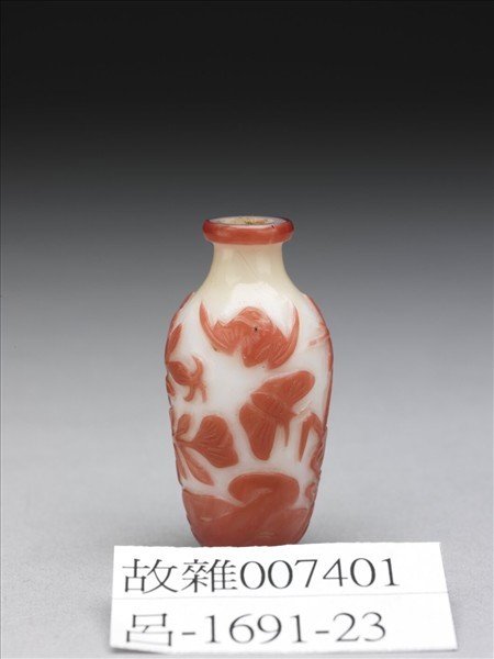 白套紅玻璃花卉鼻煙壺