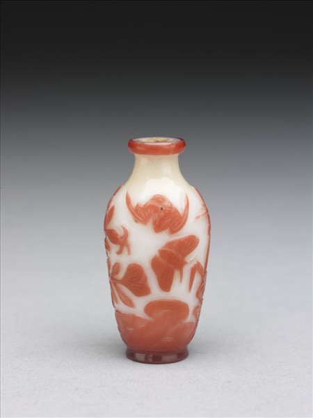 白套紅玻璃花卉鼻煙壺