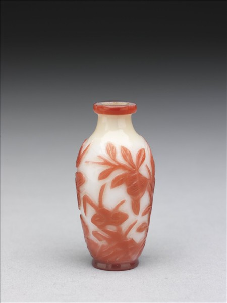 白套紅玻璃花卉鼻煙壺