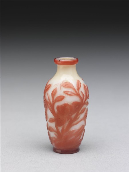 白套紅玻璃花卉鼻煙壺