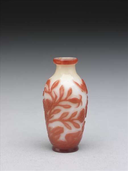 白套紅玻璃花卉鼻煙壺