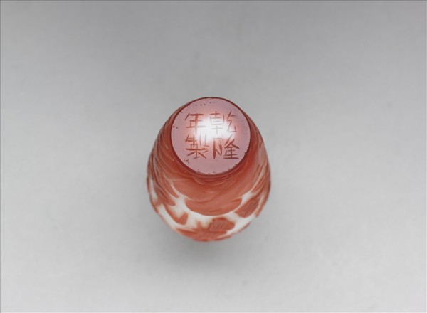 白套紅玻璃花卉鼻煙壺