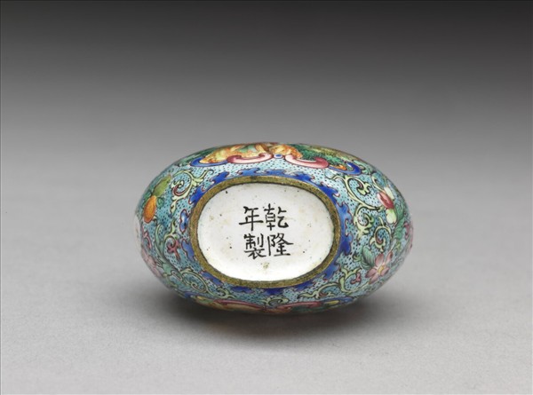 銅胎畫琺瑯西洋人物圖鼻煙壺