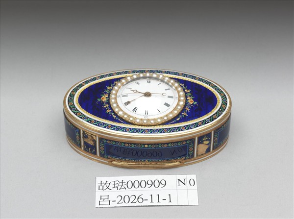 銅胎內填琺瑯嵌珠鑲錶鼻煙盒