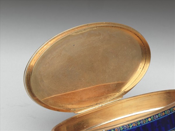 銅胎內填琺瑯嵌珠鑲錶鼻煙盒