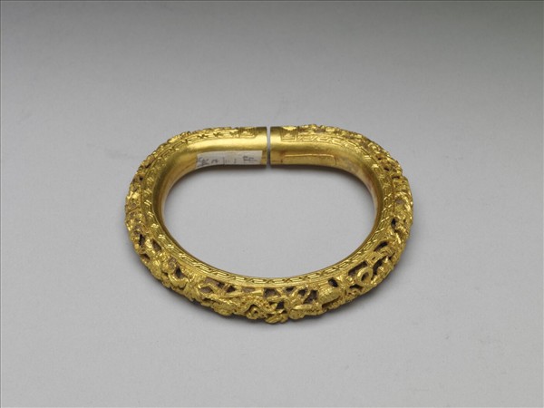 金雕人物填茄楠木香料鐲