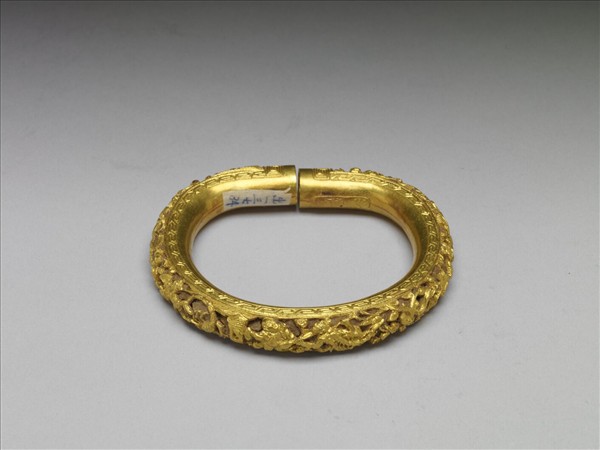 金雕人物填茄楠木香料鐲