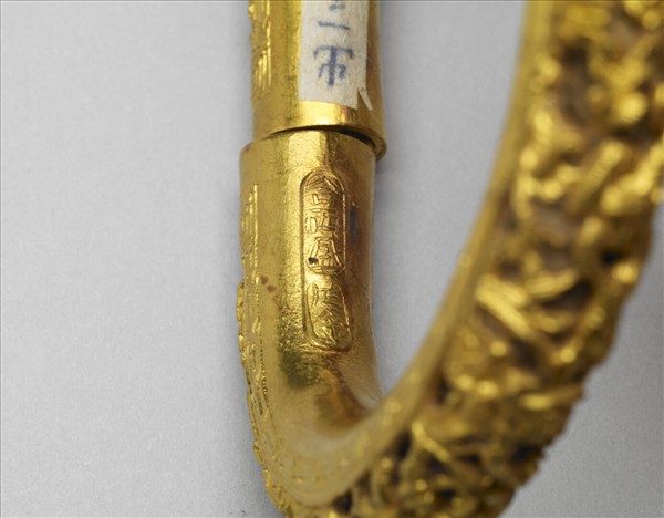 金雕人物填茄楠木香料鐲