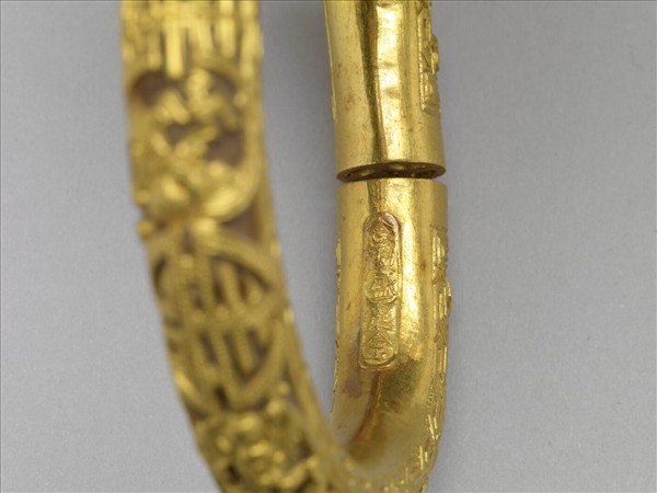 金雕福壽紋填茄楠木香料鐲