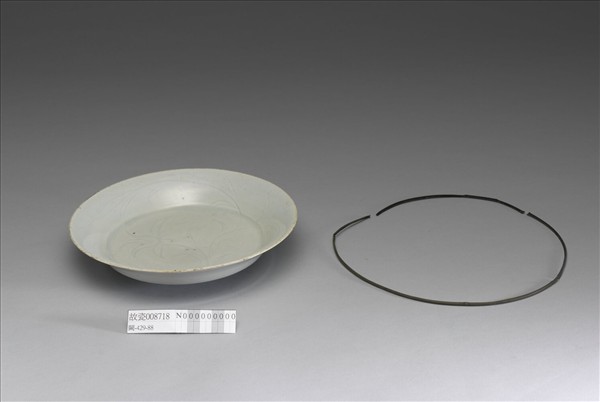 景德鎮窯系 白瓷劃花萱草紋折腰盤