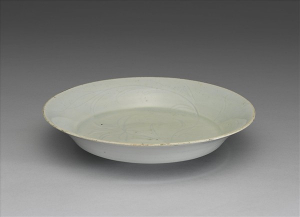 景德鎮窯系 白瓷劃花萱草紋折腰盤