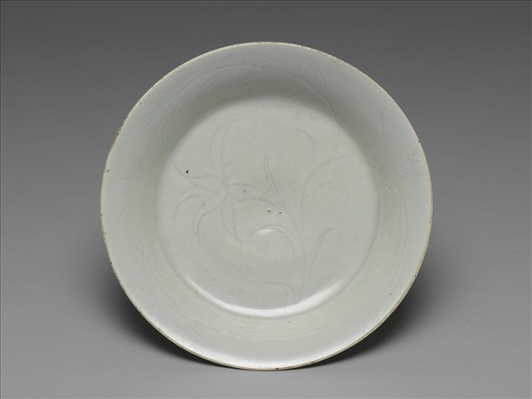 景德鎮窯系 白瓷劃花萱草紋折腰盤