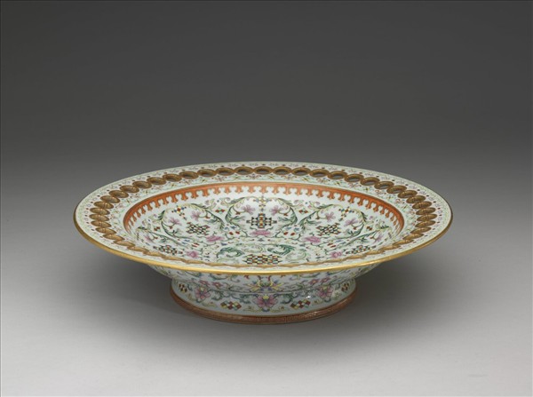 粉彩鏤空幾何紋盤