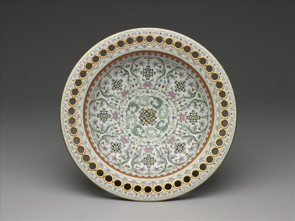 粉彩鏤空幾何紋盤