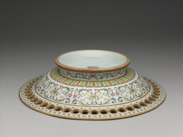 粉彩鏤空幾何紋盤