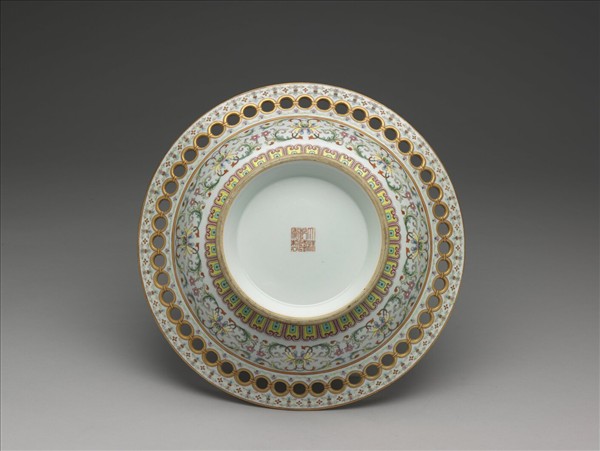 粉彩鏤空幾何紋盤