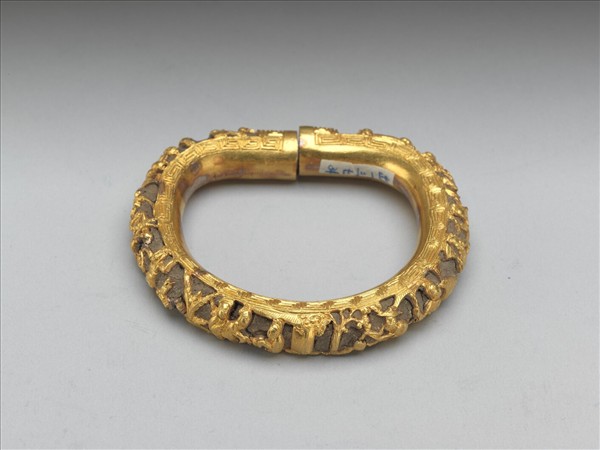 金雕人物填茄楠木香料鐲