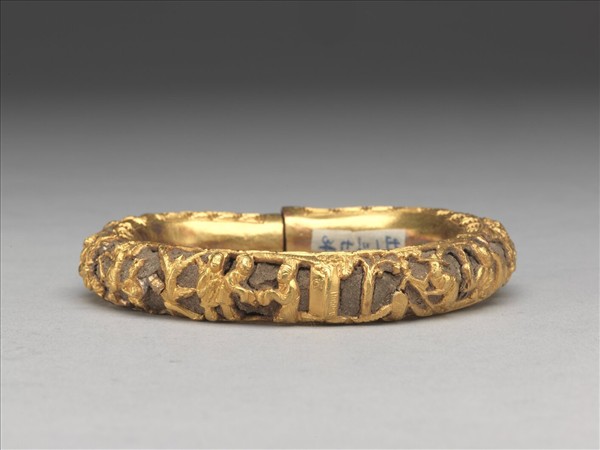 金雕人物填茄楠木香料鐲