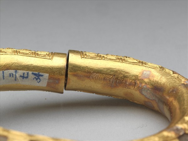 金雕人物填茄楠木香料鐲