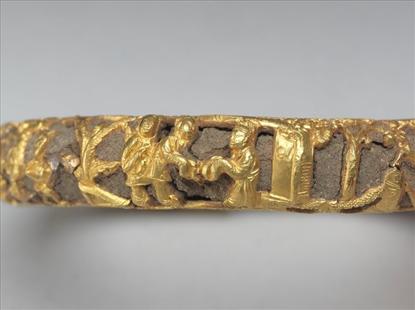 金雕人物填茄楠木香料鐲