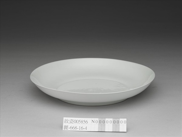 甜白釉雲龍紋盤