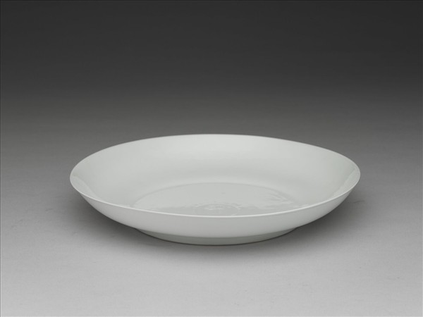 甜白釉雲龍紋盤