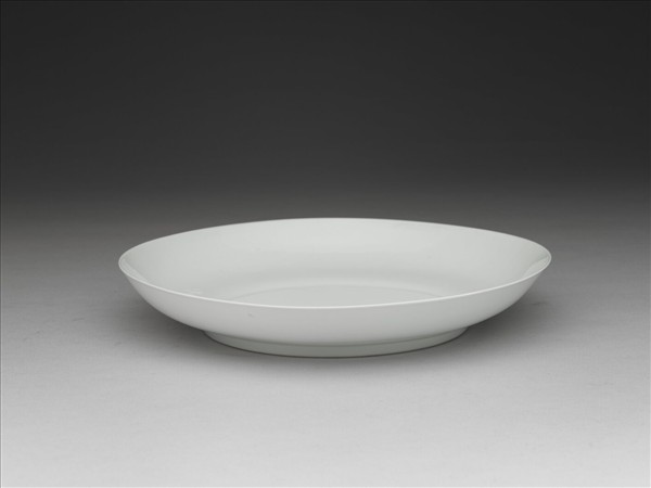 甜白釉雲龍紋盤