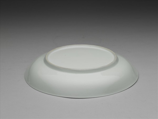 甜白釉雲龍紋盤