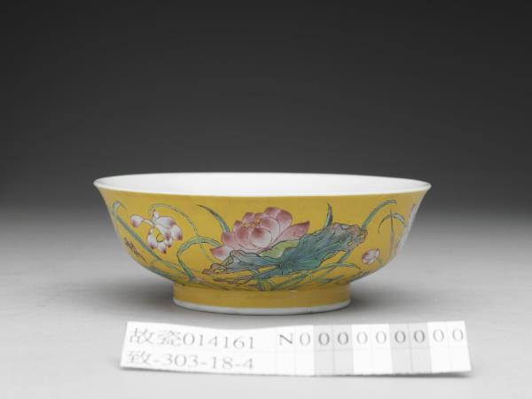 琺瑯彩黃地蓮花紋碗