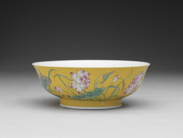 琺瑯彩黃地蓮花紋碗