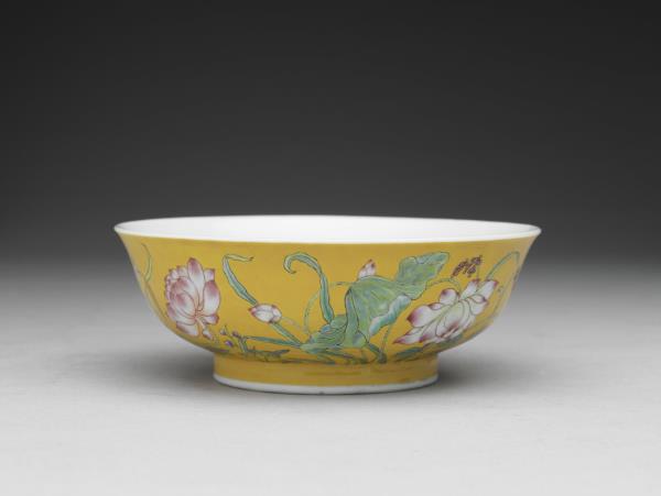 琺瑯彩黃地蓮花紋碗