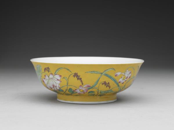 琺瑯彩黃地蓮花紋碗