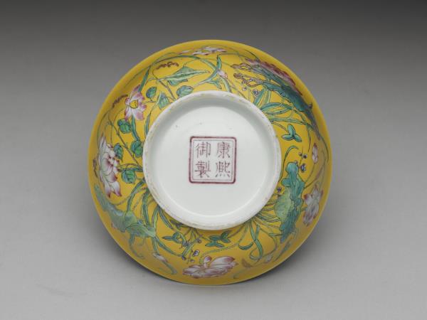 琺瑯彩黃地蓮花紋碗