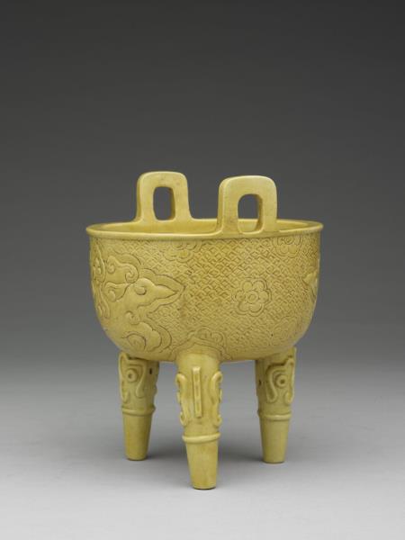 嬌黃釉錐拱獸面紋鼎