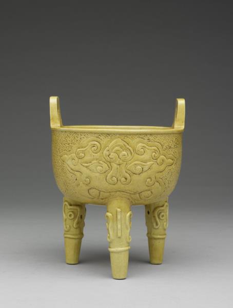 嬌黃釉錐拱獸面紋鼎