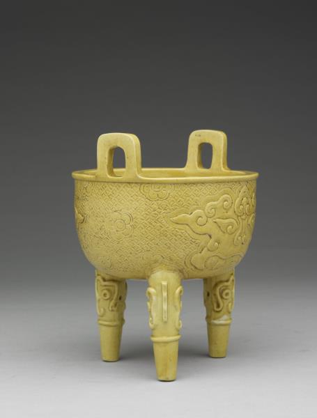嬌黃釉錐拱獸面紋鼎